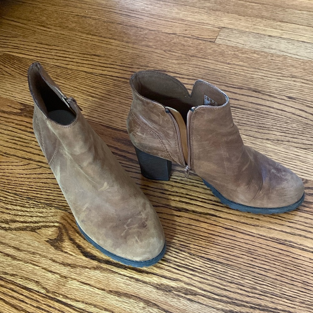 Clarks Size 9 zip up tan ankle boot